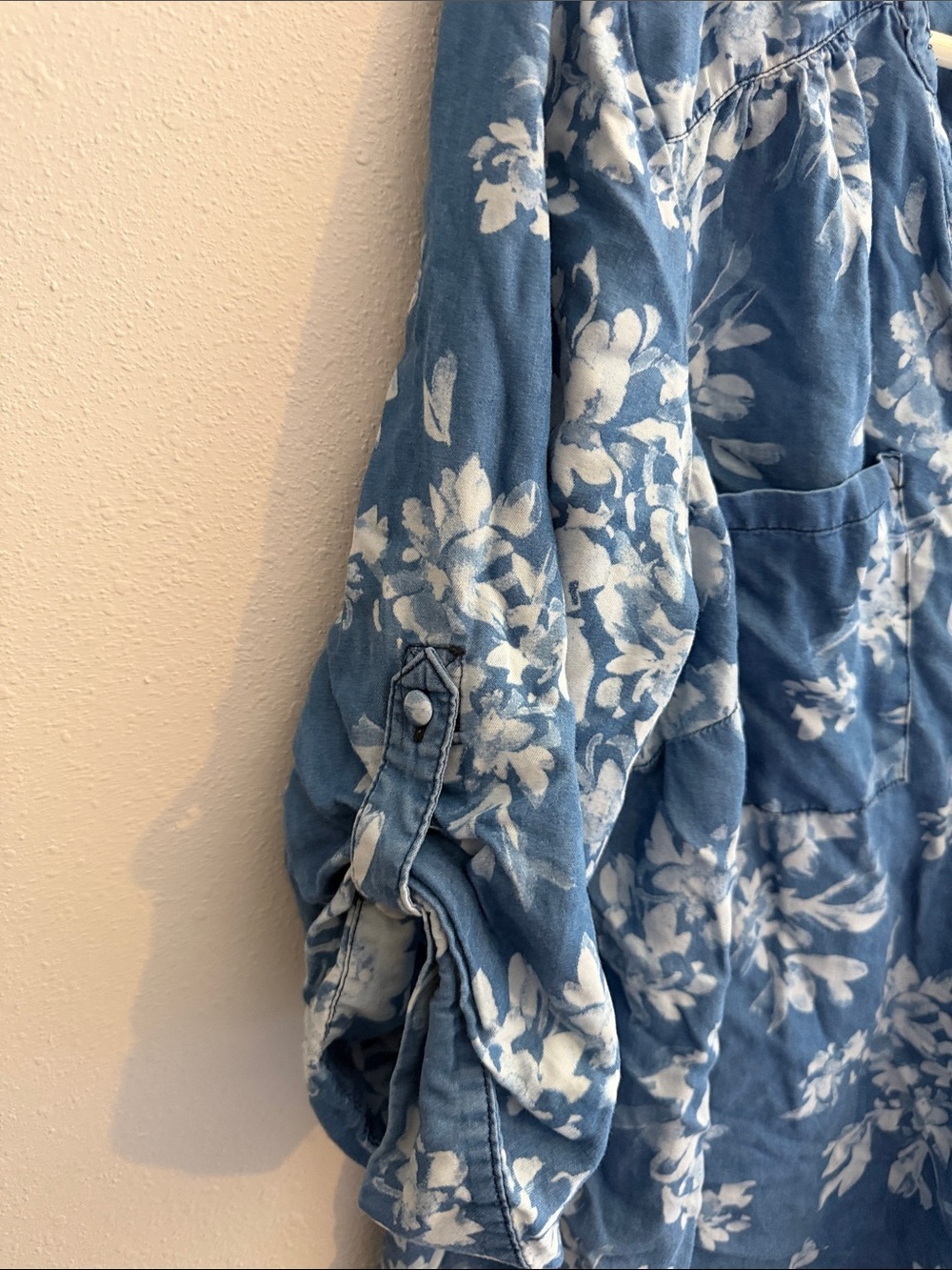 torrid Blue and White Floral Split V-Neck Tunic - Picture 4 of 5